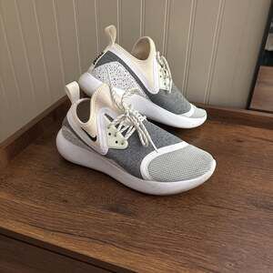 Nike Women's LunarCharge Essential 'White Black' 923620-100